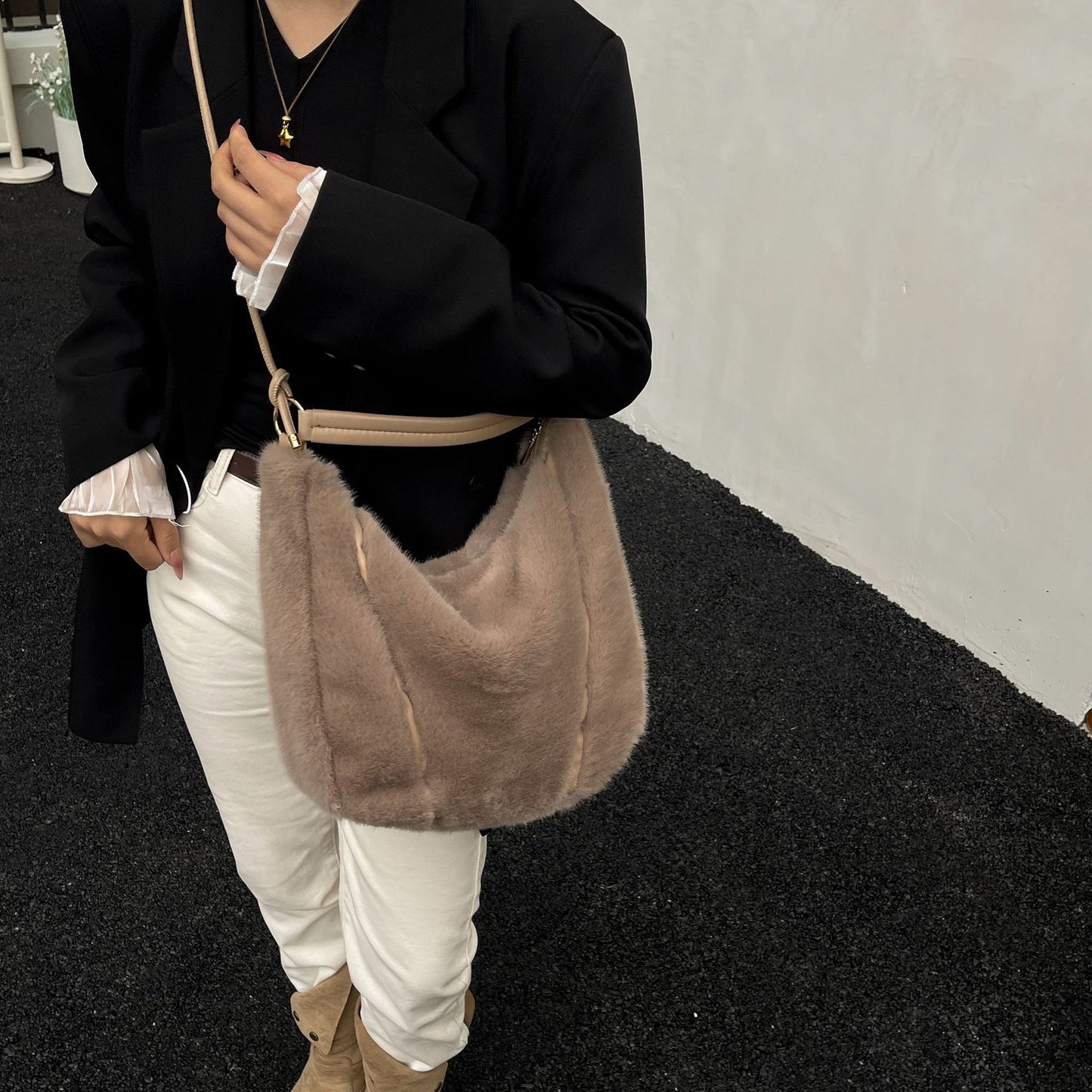 Sac à main en fausse fourrure douce